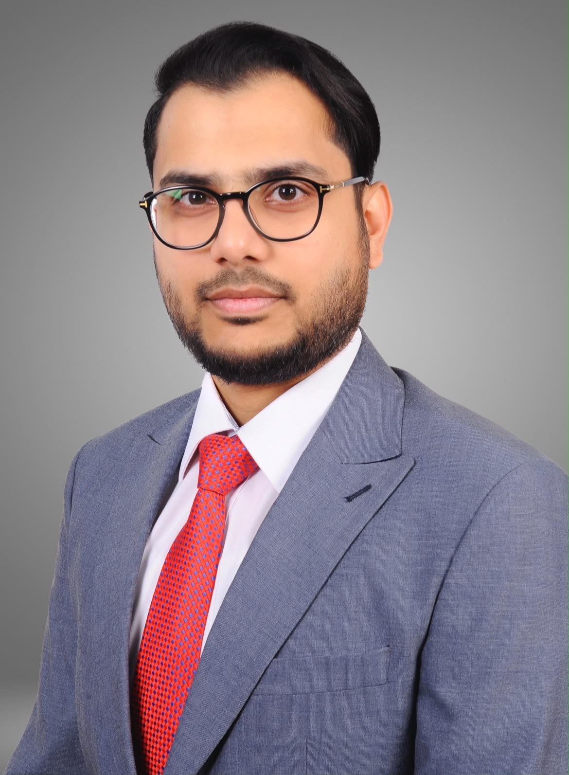 Portrait of Syed Kumail Haider Naqvi, Founder and Managing Director of Niqva Bridge